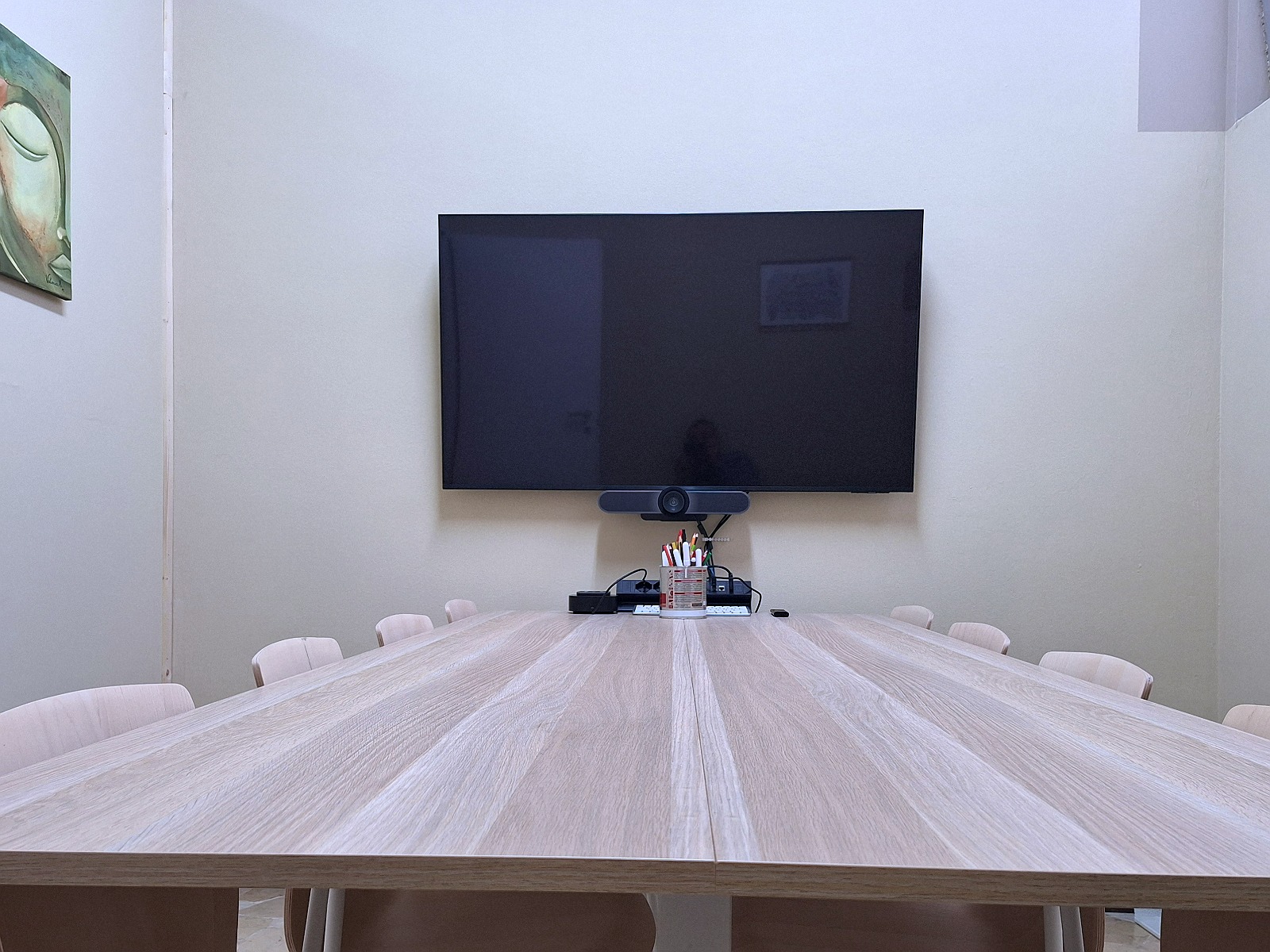 Sala Riunioni SLAB.coworking — vista frontale con tavolo e proiettore